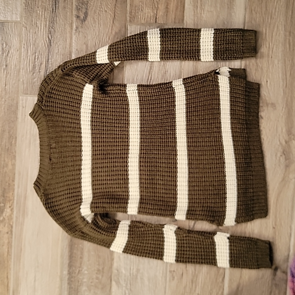 2 Sweaters - Picture 7 of 9